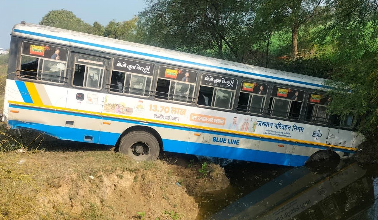 बस हादसा बटावदा: जानवर के कारण बस अनियंत्रित होकर सड़क किनारे ड्रेन में उतरी, यात्री सुरक्षित