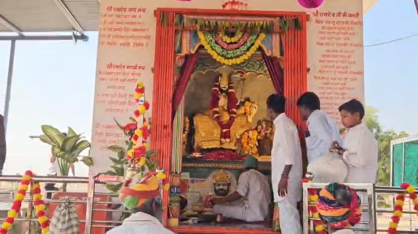 बाबा रामदेव मंदिर प्रथम वर्षगांठ: थांवला में दो दिवसीय धार्मिक कार्यक्रम, भजन संध्या और महाआरती में उमड़ा श्रद्धालुओं का सैलाब
