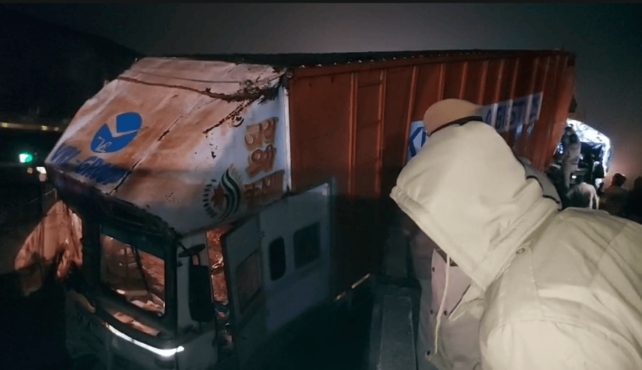 बनास नदी पुल हादसा टोंक: NH-52 पर कंटेनर-ट्रेलर की भीषण टक्कर, 3 घंटे चला रेस्क्यू, बाल-बाल बचे तीन लोग