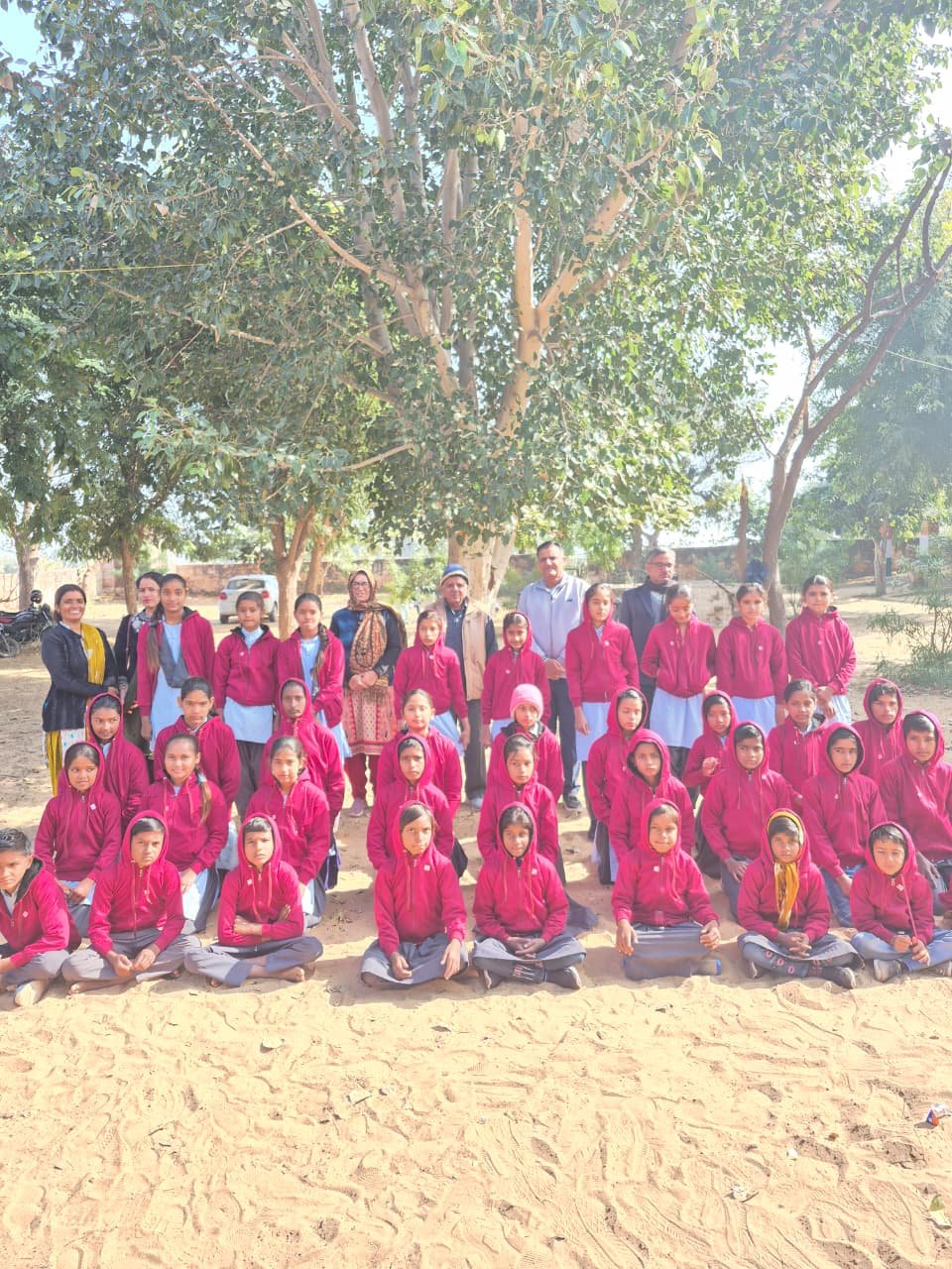 भोपालगढ़ स्वेटर वितरण कार्यक्रम: सर्दी में बच्चों को मिला संरक्षण, स्वेटर पाकर खिले नन्हे चेहरे