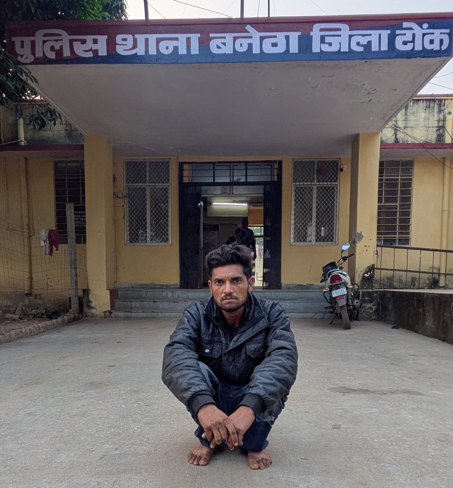 ककोड़ चोरी कांड का खुलासा: नकाबपोश चोर गिरफ्तार, दुकानों के ताले तोड़कर मशीनरी से लेकर बीड़ी-गुटखा तक किया था चोरी