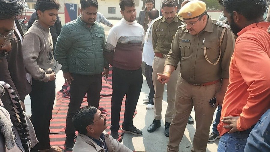 अंता अतिक्रमण विवाद: मंदिर बोर्ड हटाने पर हंगामा, बजरंग दल का प्रदर्शन, हनुमान चालीसा पाठ के बाद पालिका ने मांगी माफी