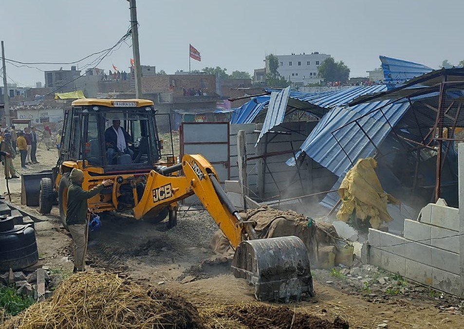 कोटा अतिक्रमण हटाई कार्रवाई 2026: दसलाना गांव में सरकारी सिवाय चक भूमि से अवैध कब्जा हटाया, पिला पंजा चलाया