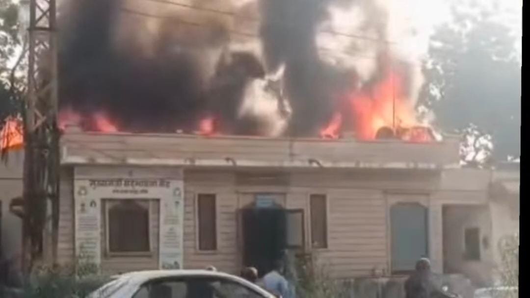 Bhagat Ki Kothi Fire: जोधपुर नगर निगम कार्यालय की छत पर भीषण आग, टेंटनुमा झोंपड़ियां जलकर खाक; बड़ा हादसा टला