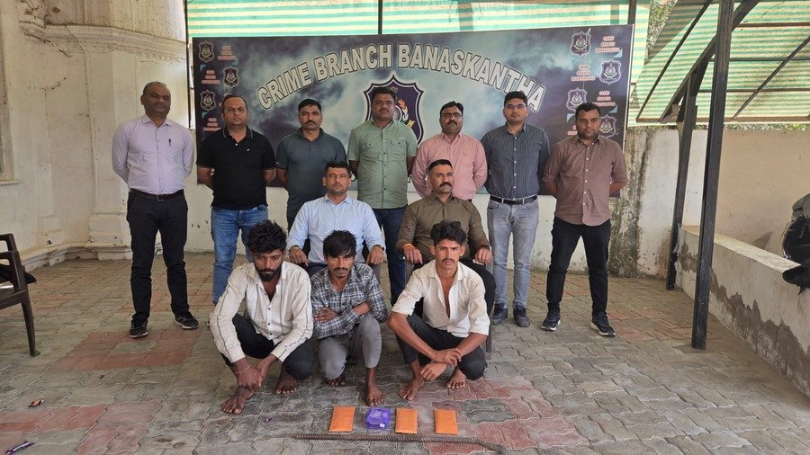 मंदिर चोरी का खुलासा: बनासकांठा में एलसीबी की बड़ी कार्रवाई, तीन आरोपी गिरफ्तार, ₹40 हजार का माल बरामद
