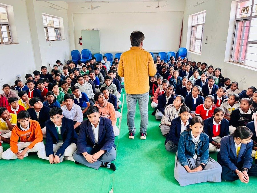मनोचिकित्सा कार्यशाला खंडार 2026: मॉडल स्कूल में छात्रों को मानसिक रोगों व नशे के दुष्प्रभावों की दी गई जानकारी