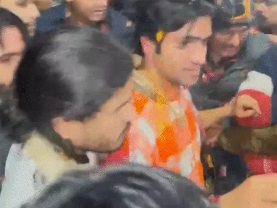 पंडित धीरेंद्र शास्त्री भक्त के घर पहुंचे: आधी रात वचन निभाने पहुंचे रामगंजमंडी, चाय पी और मोड़क में खेला क्रिकेट