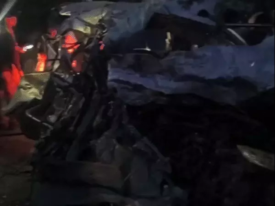 गुजरात सड़क हादसा: बनासकांठा में ट्रक-इनोवा की भीषण टक्कर, 7 राजस्थानियों की दर्दनाक मौत, हाईवे पर मचा कोहराम