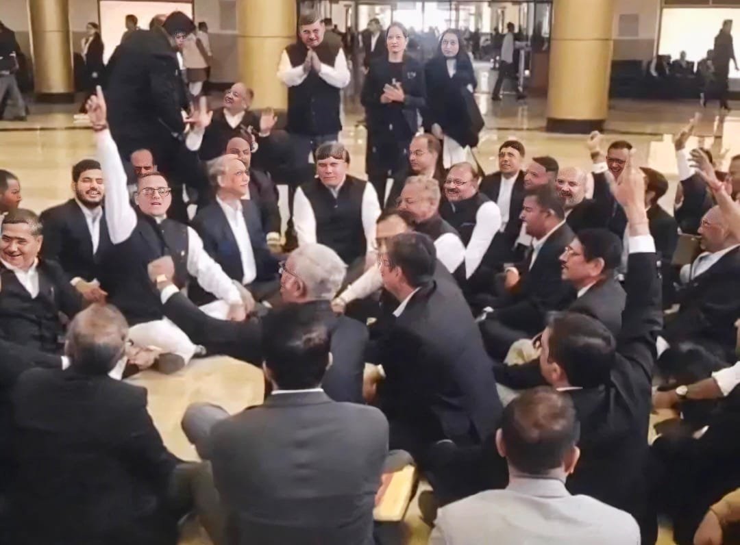 Jodhpur High Court Protest: दो शनिवार कार्यदिवस के फैसले के खिलाफ जोधपुर हाईकोर्ट में वकीलों का जोरदार प्रदर्शन