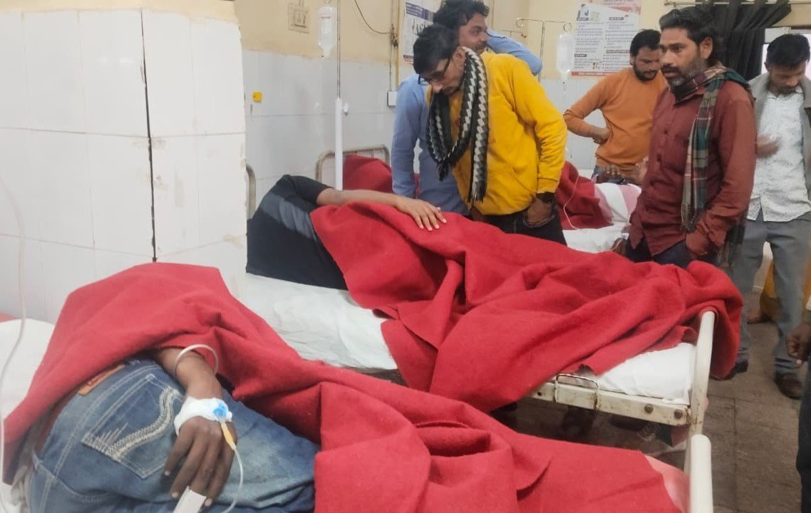 मधुमक्खी हमला हादसा 2026: किशनगंज में बाइक सवारों पर मधुमक्खियों का हमला, एक दर्जन से अधिक घायल, एक की हालत गंभीर