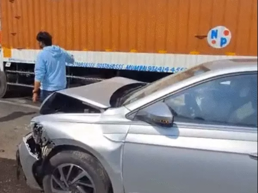 इंदौर सड़क हादसा: 2 KM ढलान पर बेकाबू ट्रक ने मचाया तांडव, 7 वाहन टकराए, कार पर चढ़ी पिकअप