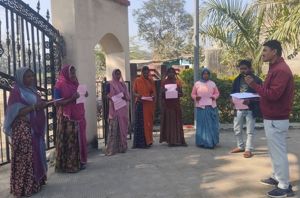 RU-IDP Swachhta Abhiyan: कानोड़ में वार्डवासियों को पंपलेट बांटकर दी स्वच्छता की जानकारी, टोल-फ्री नंबर से FSTP सेवा का संदेश