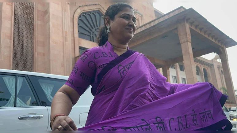 ऋतु बनावत CBI जांच मांग: भ्रष्टाचार मामले में साड़ी पहनकर विधानसभा पहुंचीं, जनता के सामने न्याय की मांग