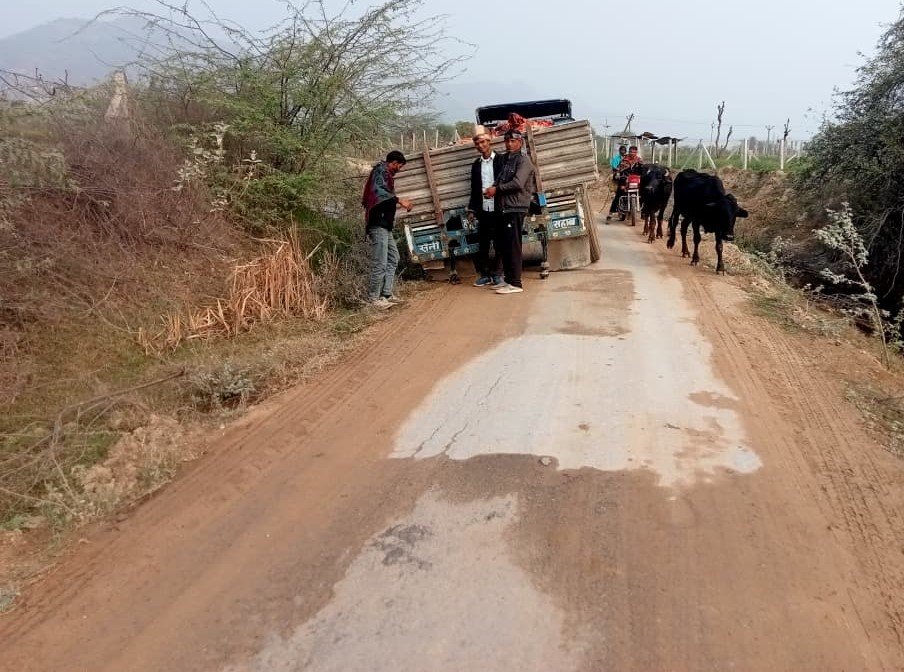 शेरगढ़ बालापुरा: सड़क जर्जर होने से बड़ा हादसा टला, सीमेंटेड पोल से भरी ट्रैक्टर-ट्रॉली पलटते-पलटते बची