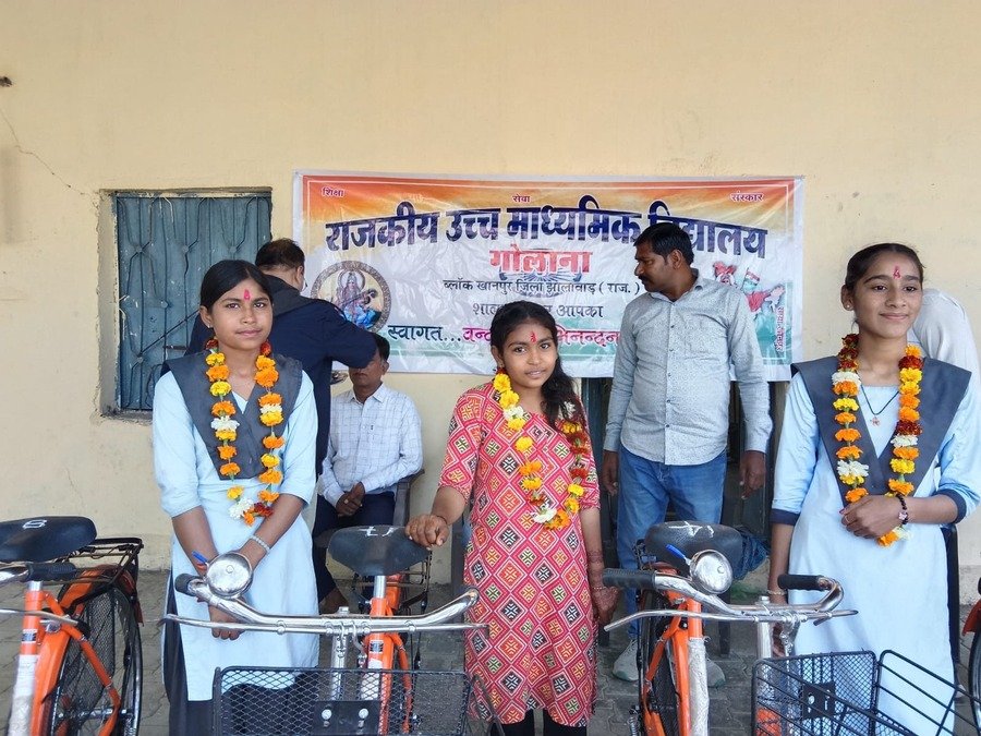 छात्राओं को निश्शुल्क साइकिल वितरण: झालावाड़ में गोलाना स्कूल की छात्राओं के चेहरे खिले