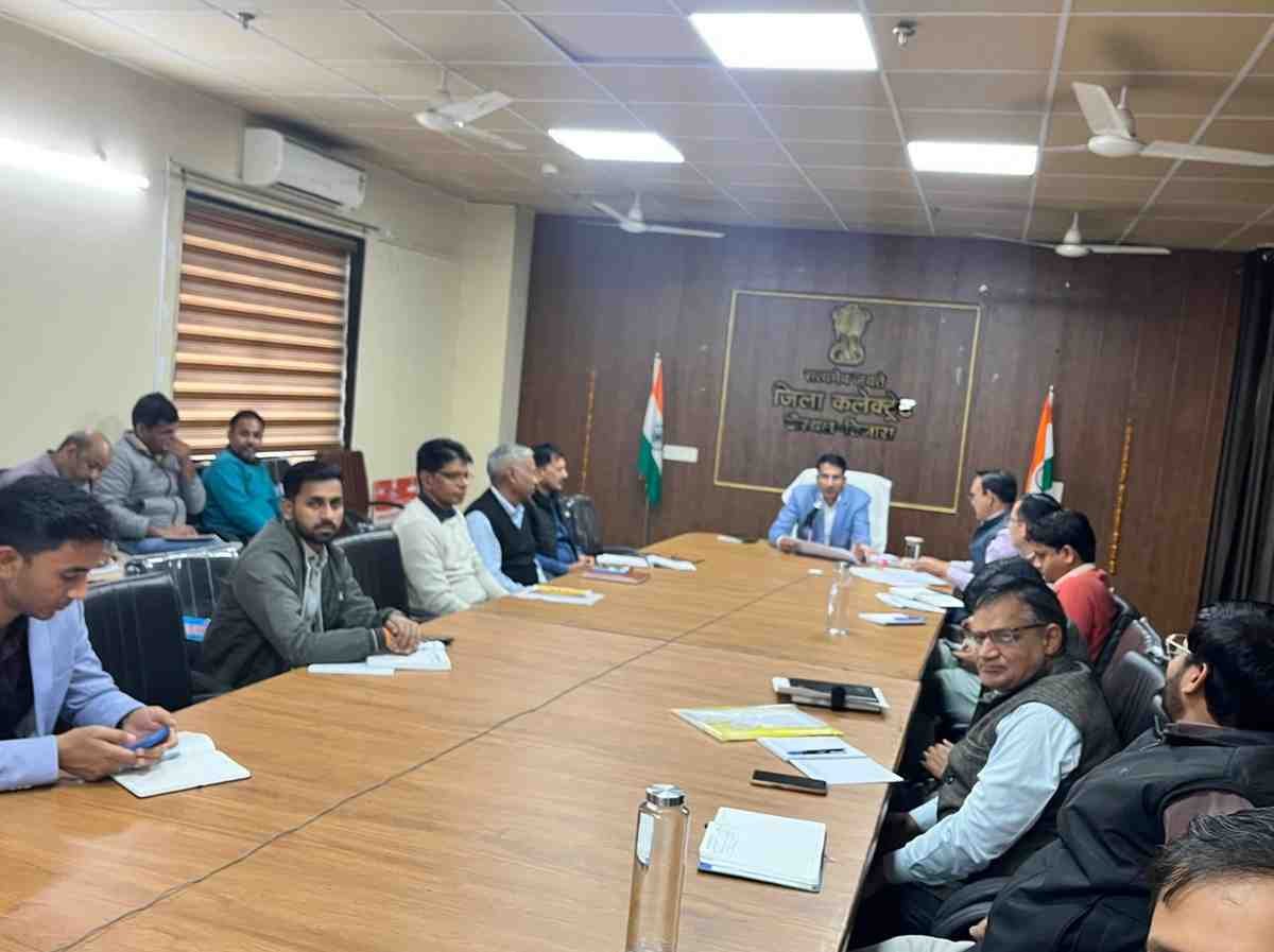 साप्ताहिक समीक्षा बैठक खैरथल: अतिरिक्त जिला कलेक्टर शिवपाल जाट ने लंबित शिकायतों और घुमन्तु समुदाय की सहायता पर दिए सख्त निर्देश
