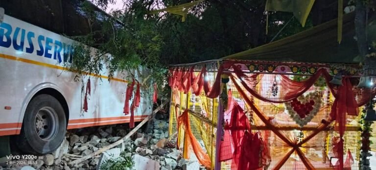 “बाड़मेर बस हादसे में फंसे चालक को निकालने के प्रयास”