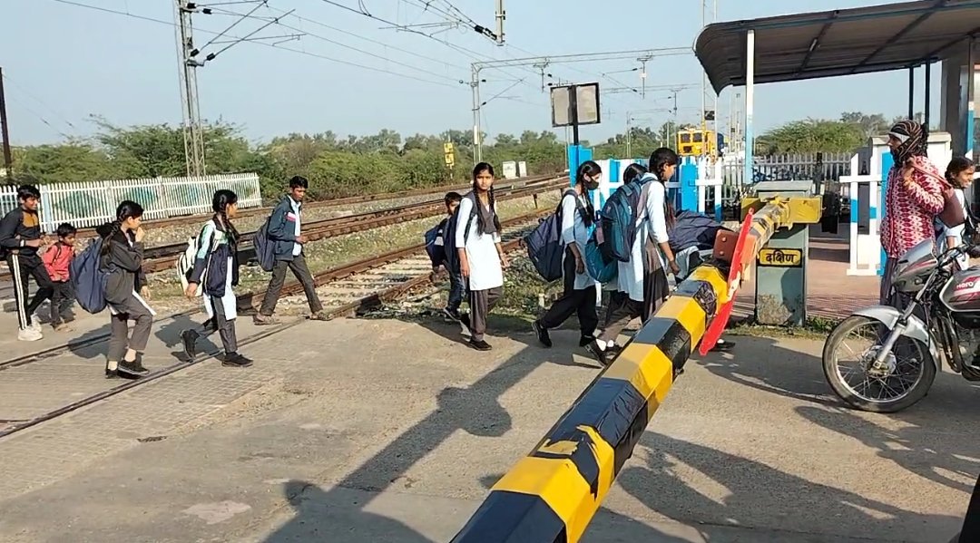अंता रेलवे क्रॉसिंग सुरक्षा लापरवाही: बालिका विद्यालय की छात्राएं बंद फाटक पर जान जोखिम में डाल पटरी पार, बड़ा हादसा कभी भी संभव