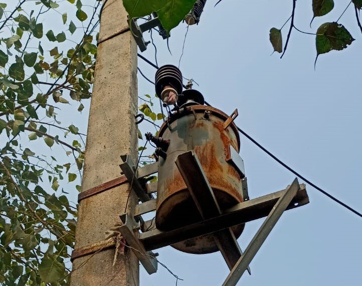 आकाशीय बिजली: से टोडारायसिंह के ओझापुरा गांव में मचा कहर, ट्रांसफार्मर जला, गोवंश की मौत